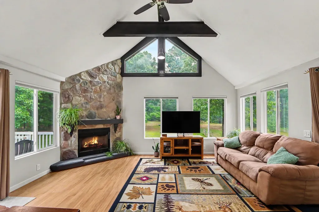 1667 Oakwood Trail Valley Township MI 49010