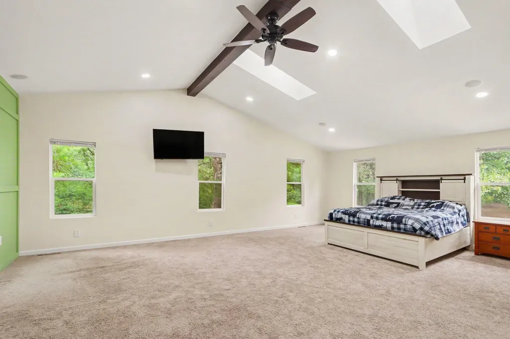 1667 Oakwood Trail Valley Township MI 49010