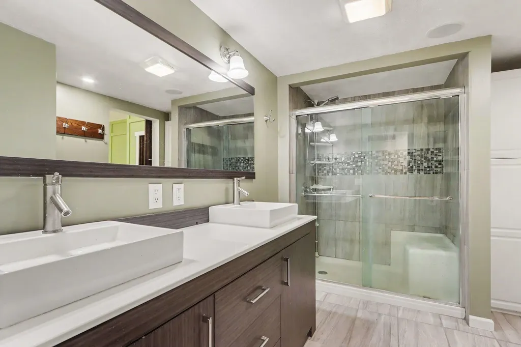 1667 Oakwood Trail Valley Township MI 49010