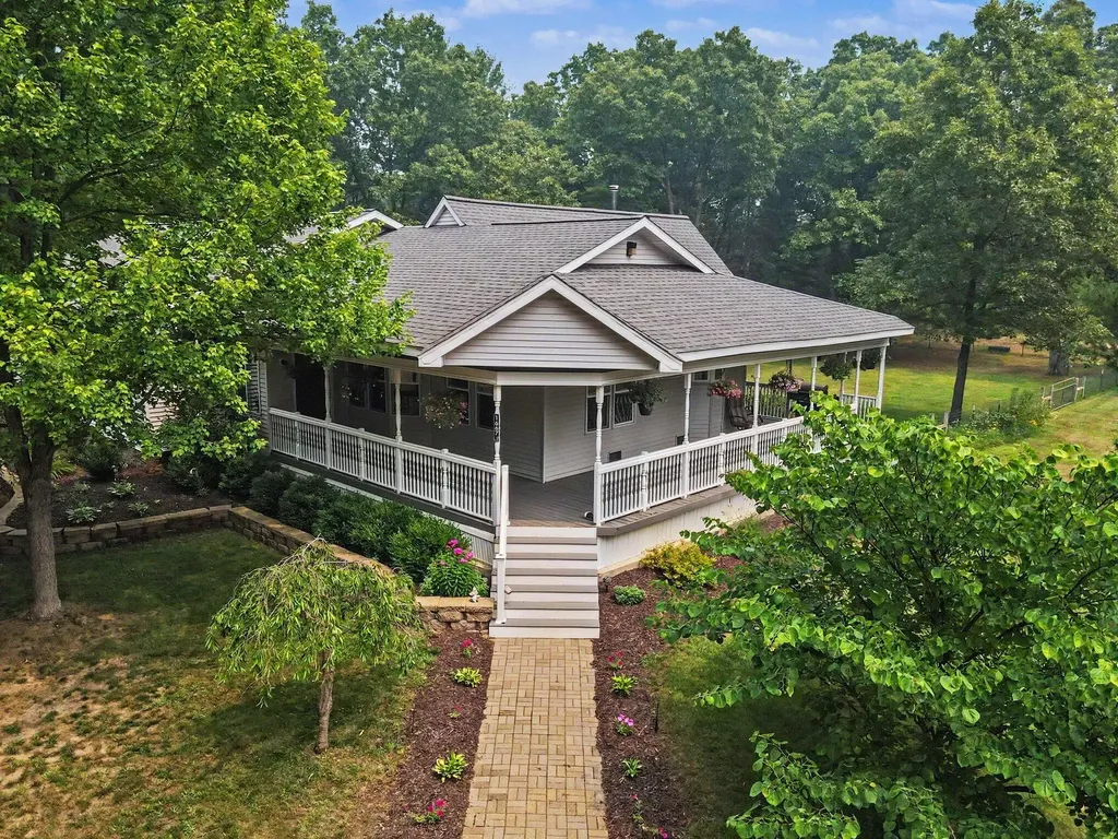 1667 Oakwood Trail Valley Township MI 49010