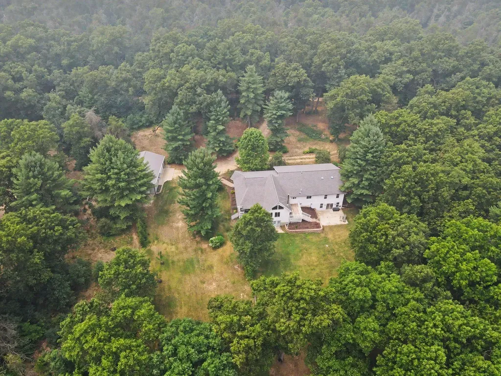 1667 Oakwood Trail Valley Township MI 49010