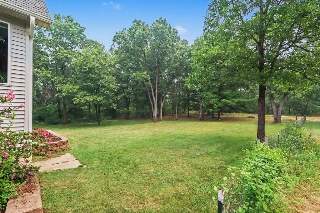 1667 Oakwood Trail Valley Township MI 49010