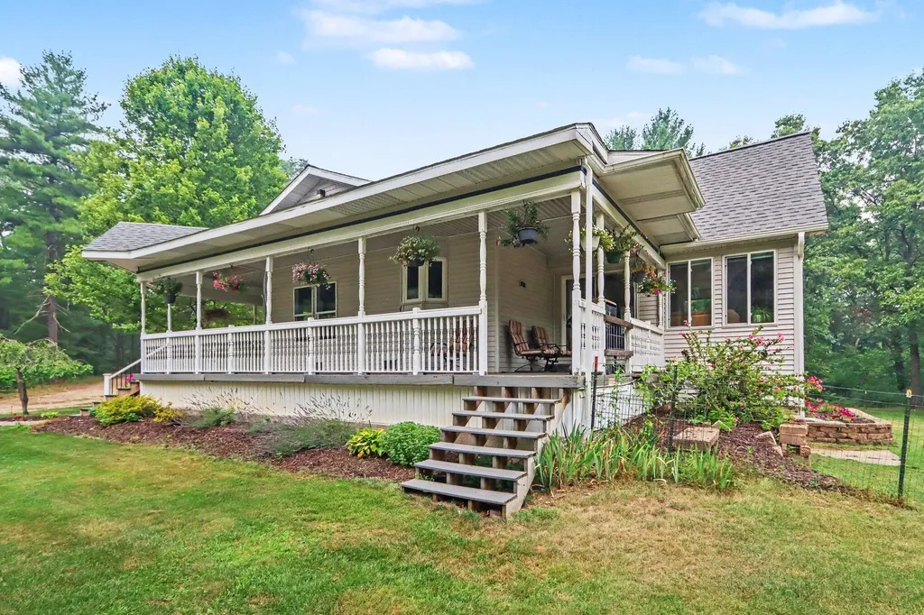 1667 Oakwood Trail Valley Township MI 49010