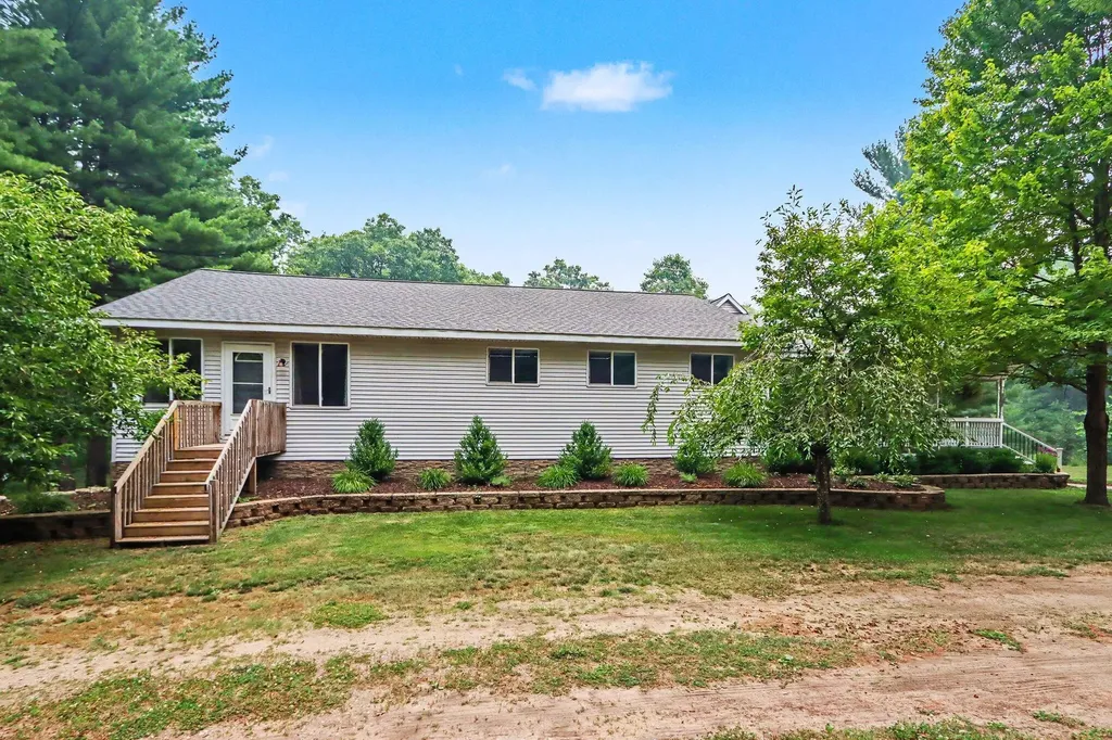 1667 Oakwood Trail Valley Township MI 49010