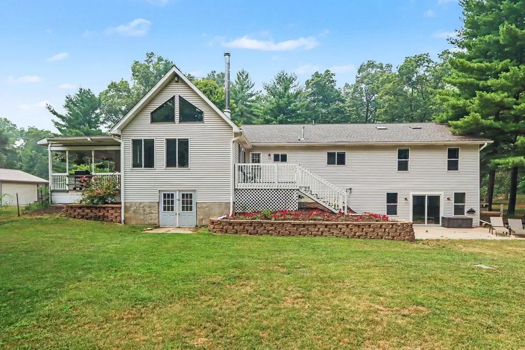1667 Oakwood Trail Valley Township MI 49010