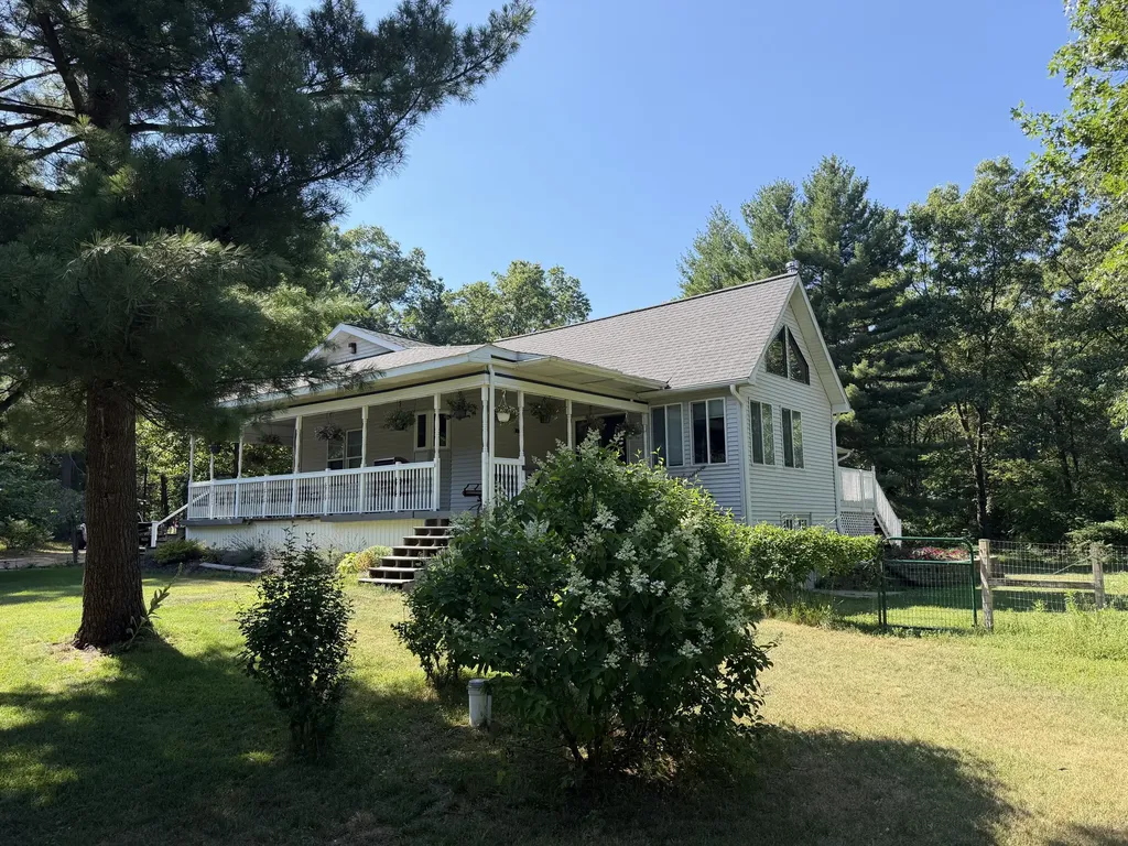 1667 Oakwood Trail Valley Township MI 49010