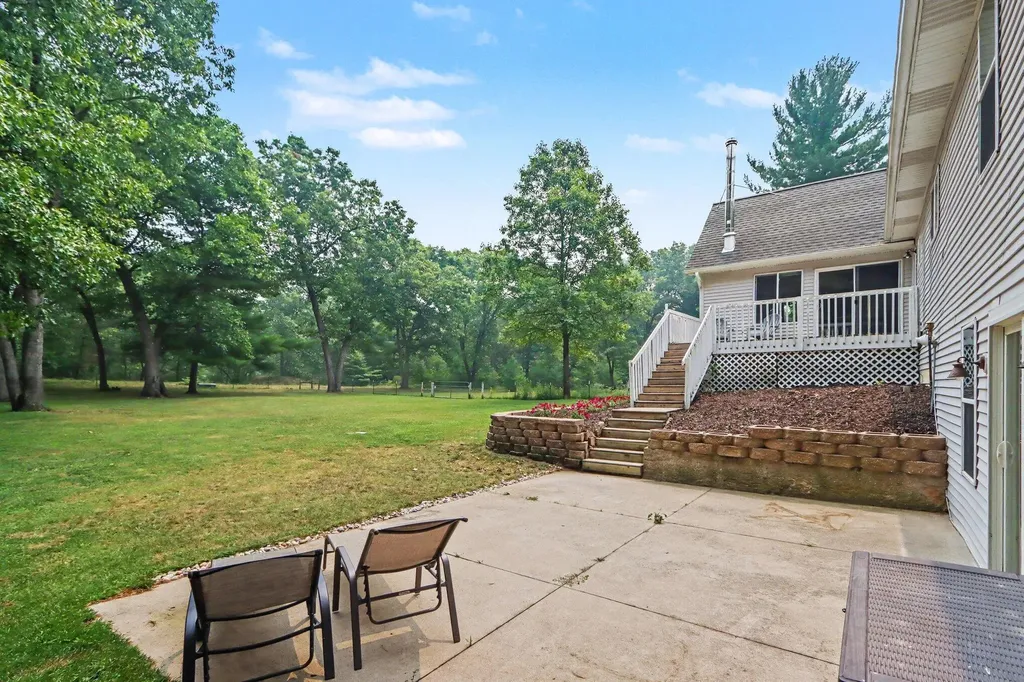 1667 Oakwood Trail Valley Township MI 49010