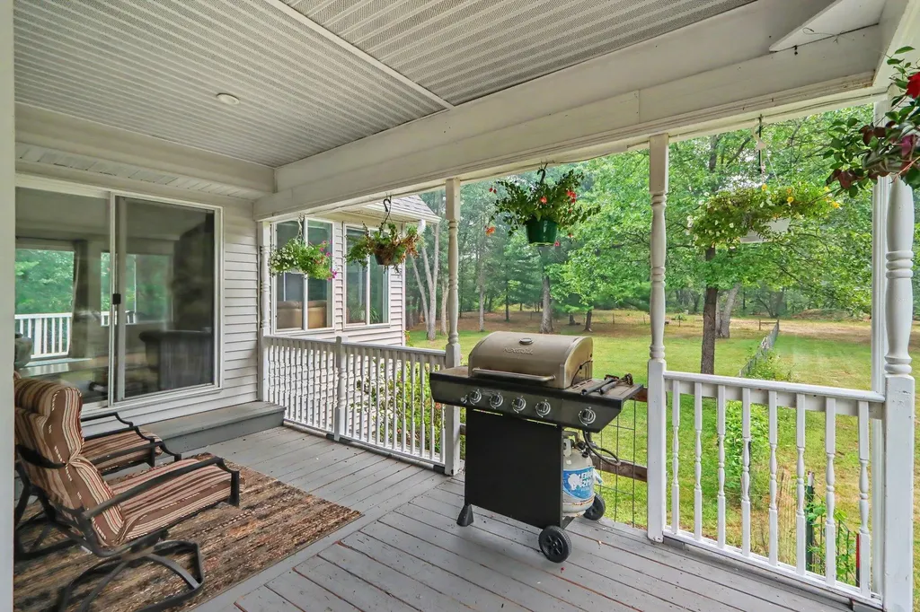1667 Oakwood Trail Valley Township MI 49010