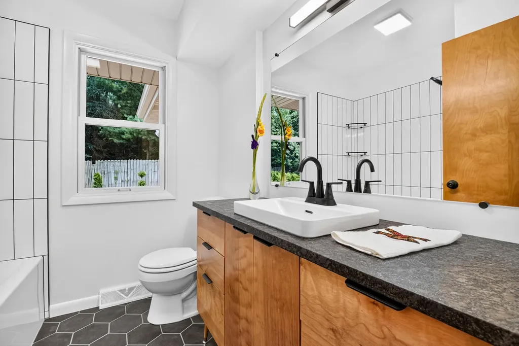 2244 Sycamore Lane Kalamazoo City MI 49008