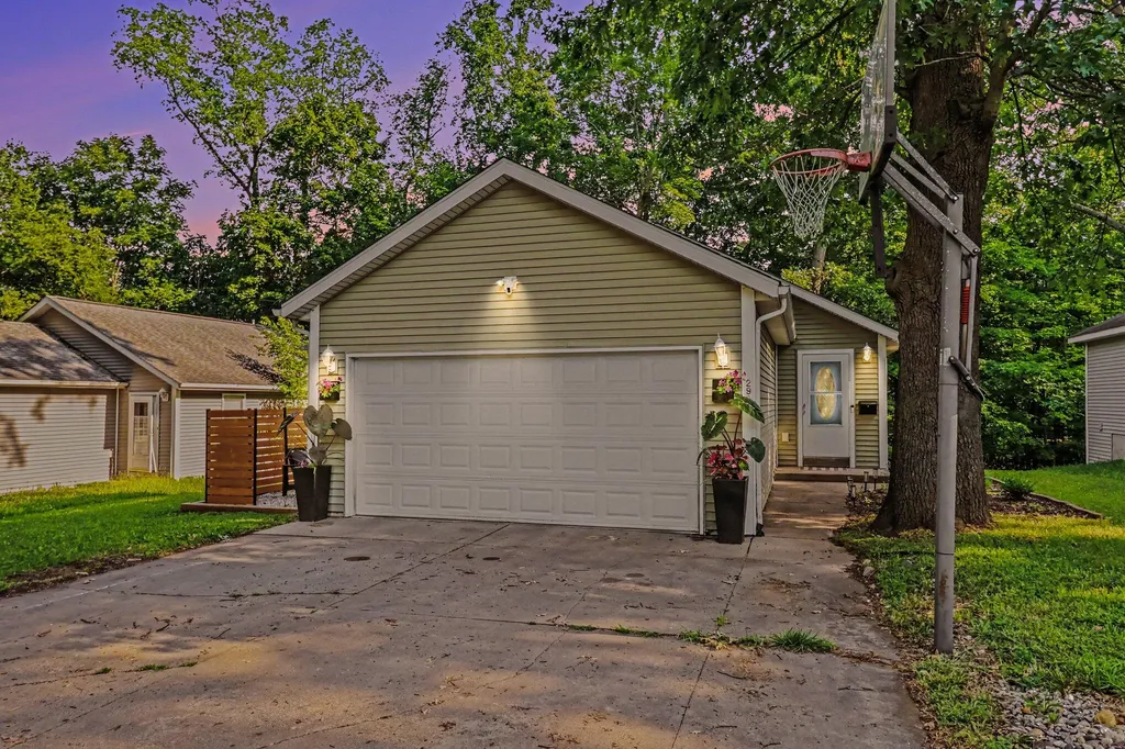 2909 Parkview Avenue Kalamazoo City MI 49008