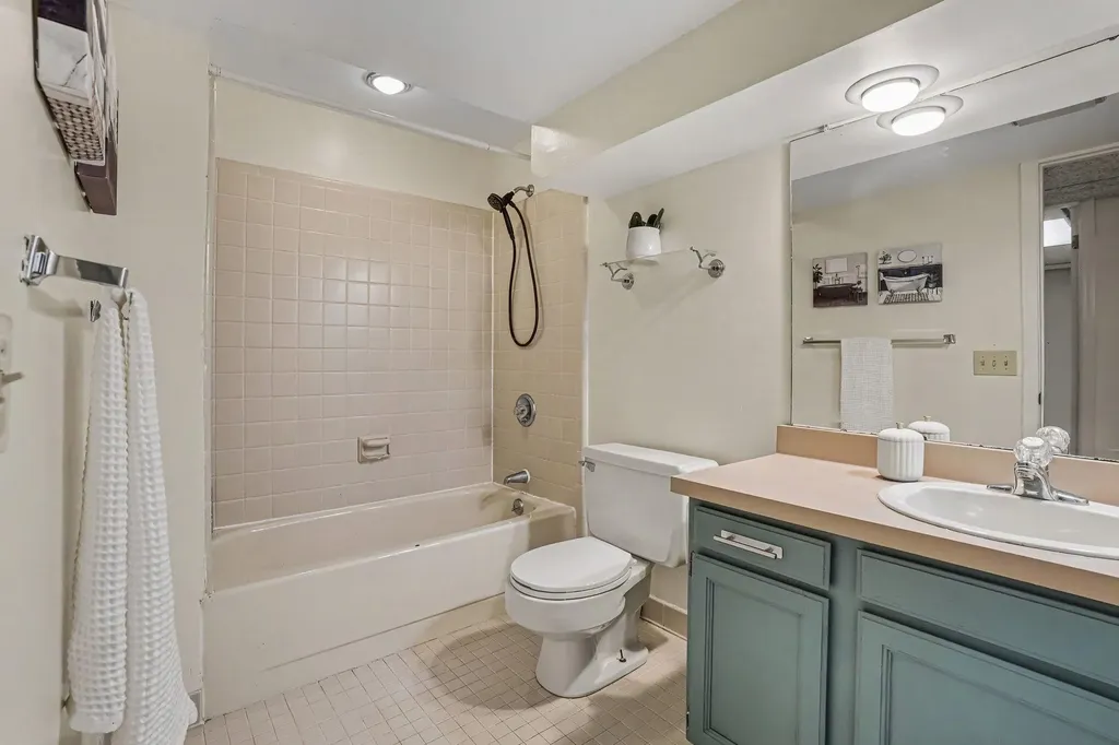 1008 Cohasset Lane Kalamazoo City MI 49008