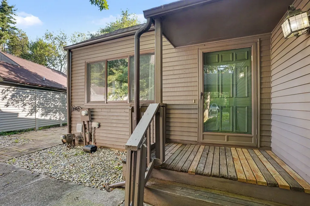 1008 Cohasset Lane Kalamazoo City MI 49008