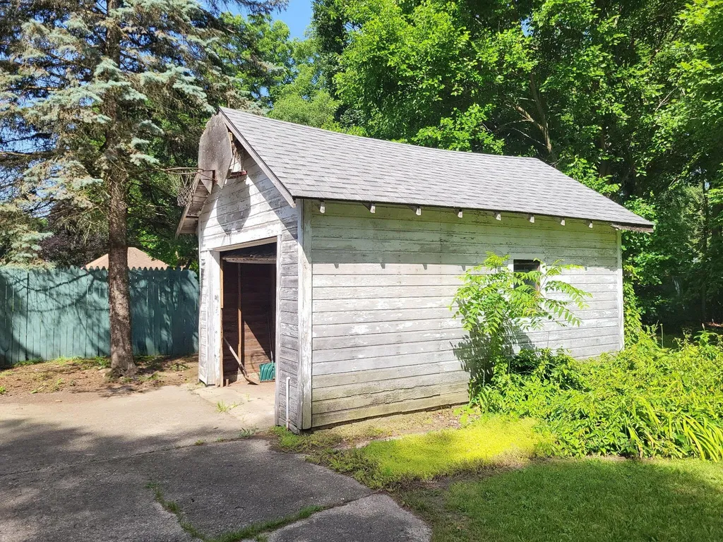 219 E Delaware Decatur Village MI 49045