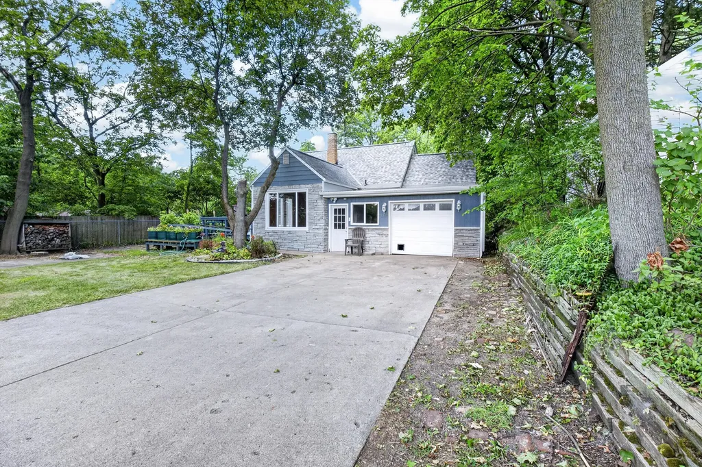 1202 Pinehurst Boulevard Kalamazoo Charter Township MI 49006