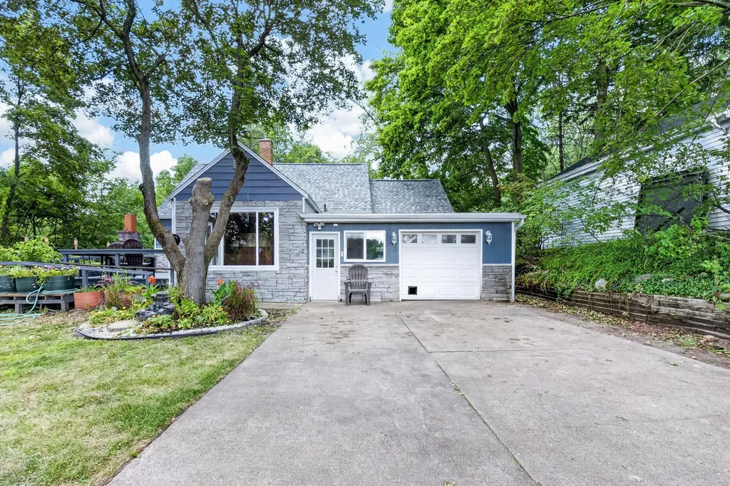 1202 Pinehurst Boulevard Kalamazoo Charter Township MI 49006