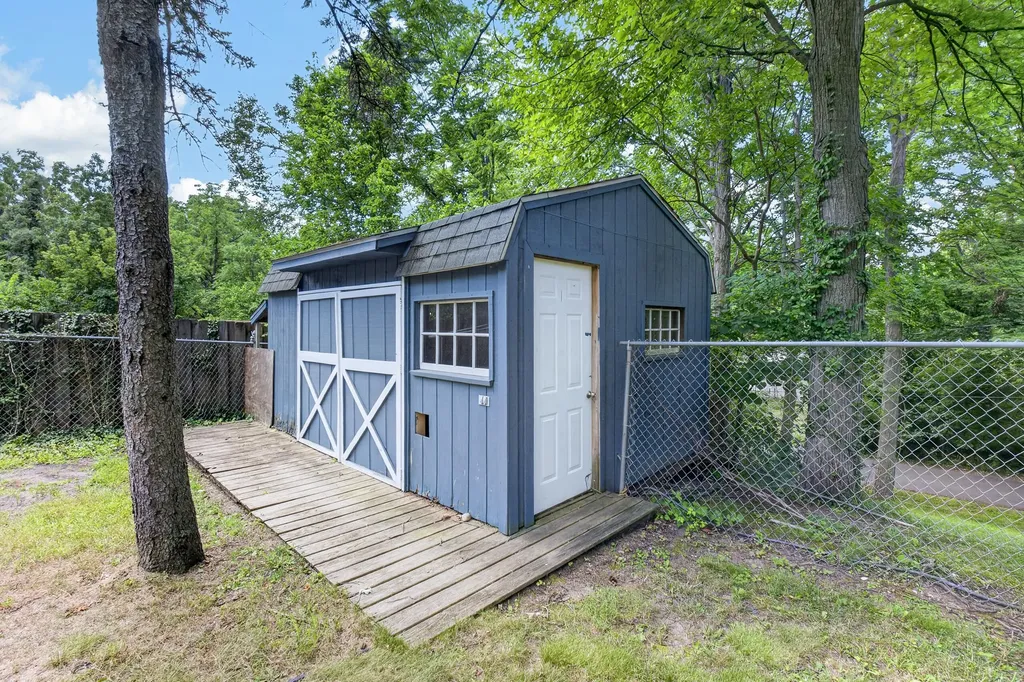 1202 Pinehurst Boulevard Kalamazoo Charter Township MI 49006
