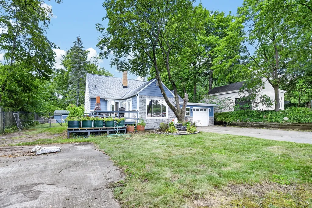 1202 Pinehurst Boulevard Kalamazoo Charter Township MI 49006