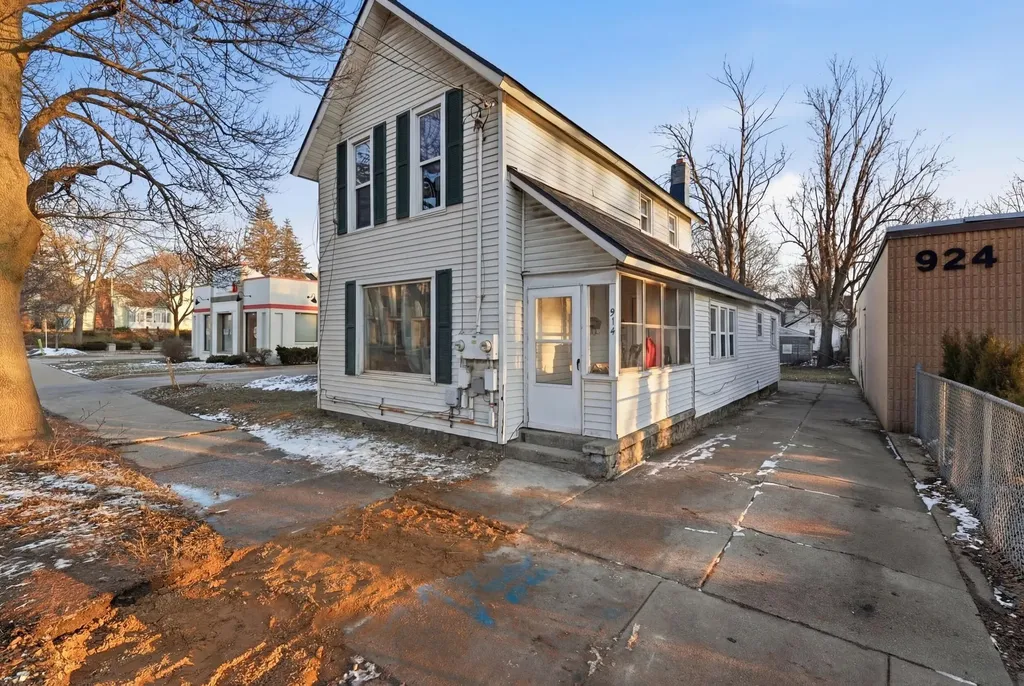 914 Fulton Street W Grand Rapids City MI 49504