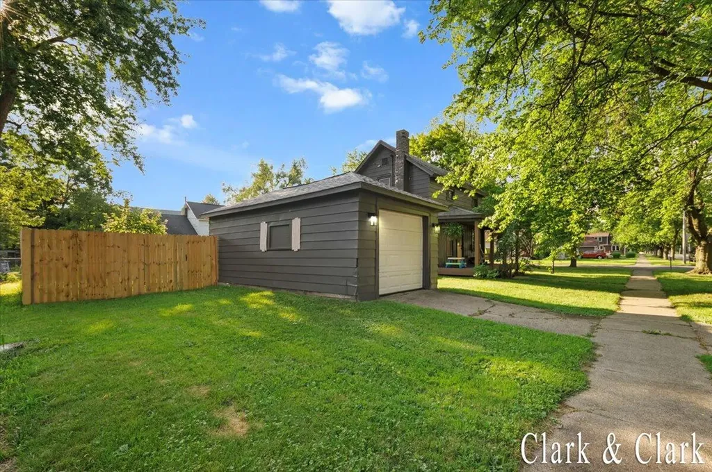 536 E Bond Street Hastings City MI 49058
