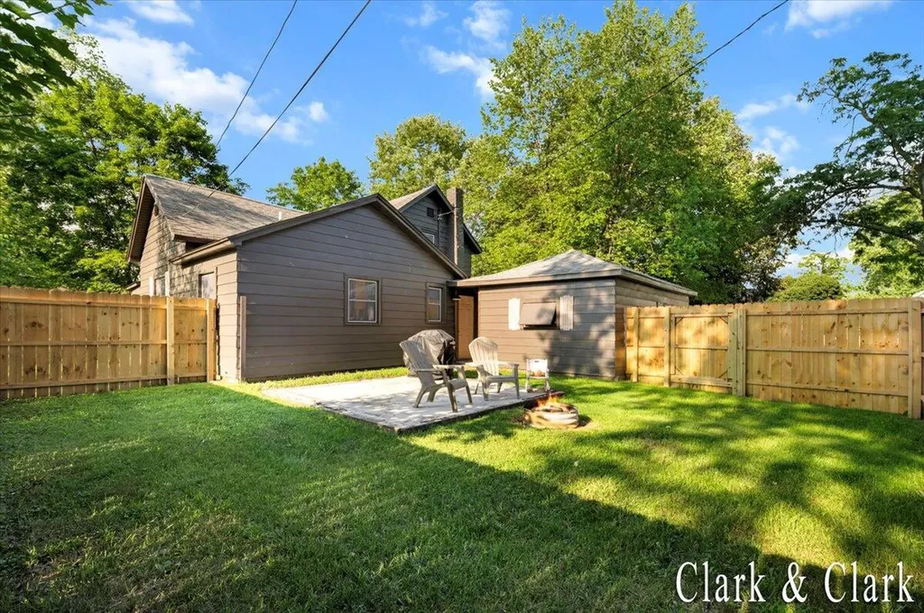 536 E Bond Street Hastings City MI 49058