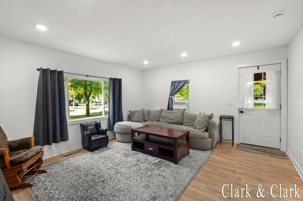 536 E Bond Street Hastings City MI 49058