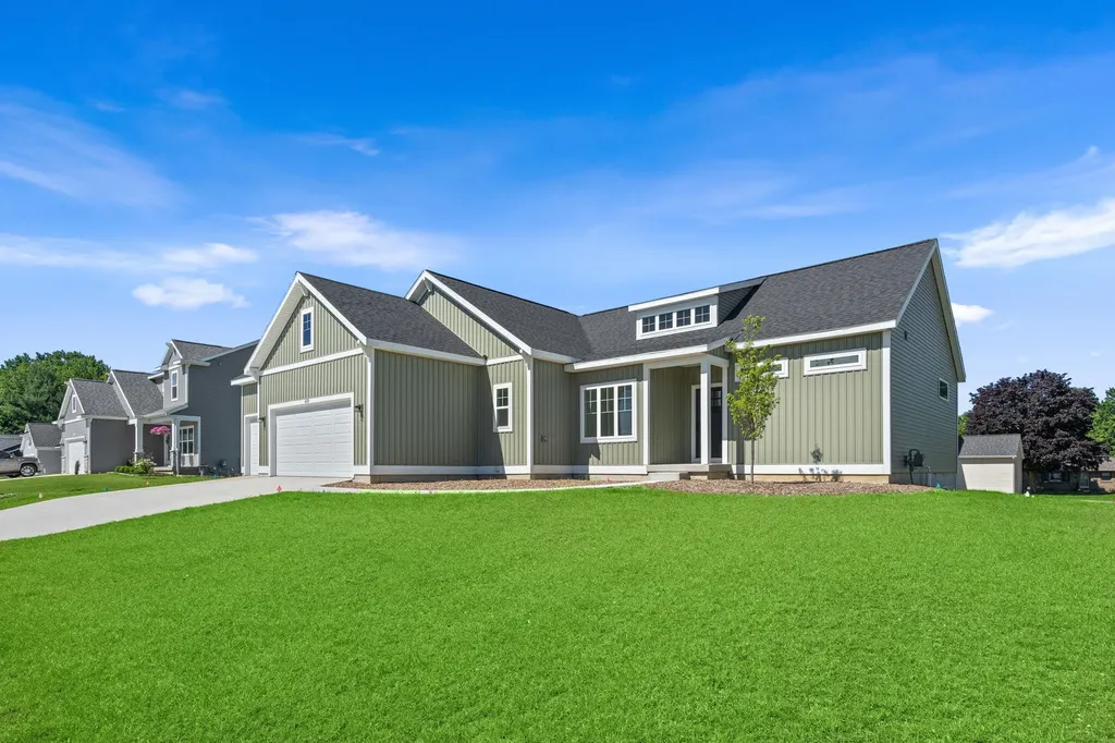 659 Waterford Village Drive NW Walker City MI 49534