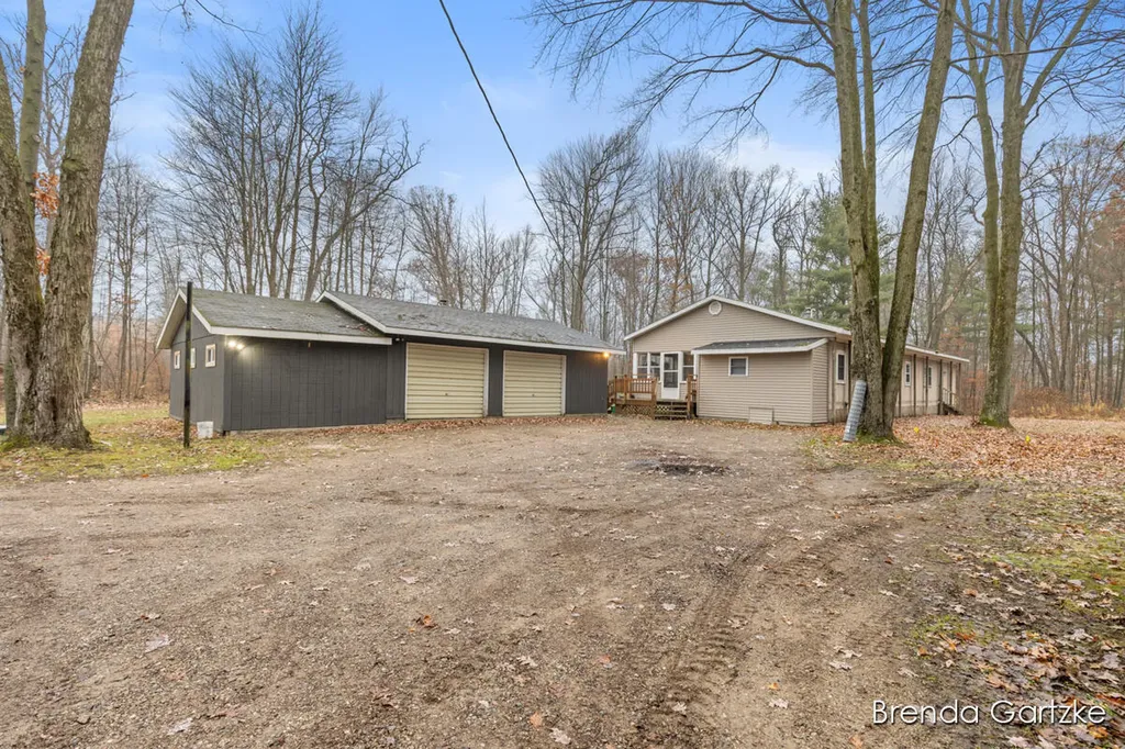 9807 N Maple Hill Road Reynolds Township MI 49329