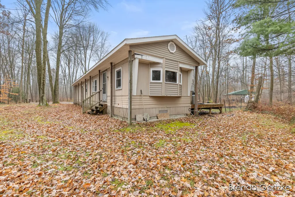 9807 N Maple Hill Road Reynolds Township MI 49329