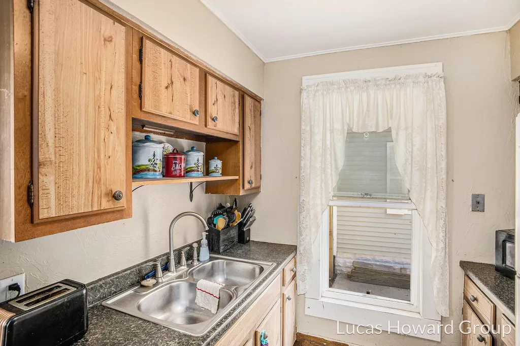 712 Lenore Avenue Lansing City MI 48910