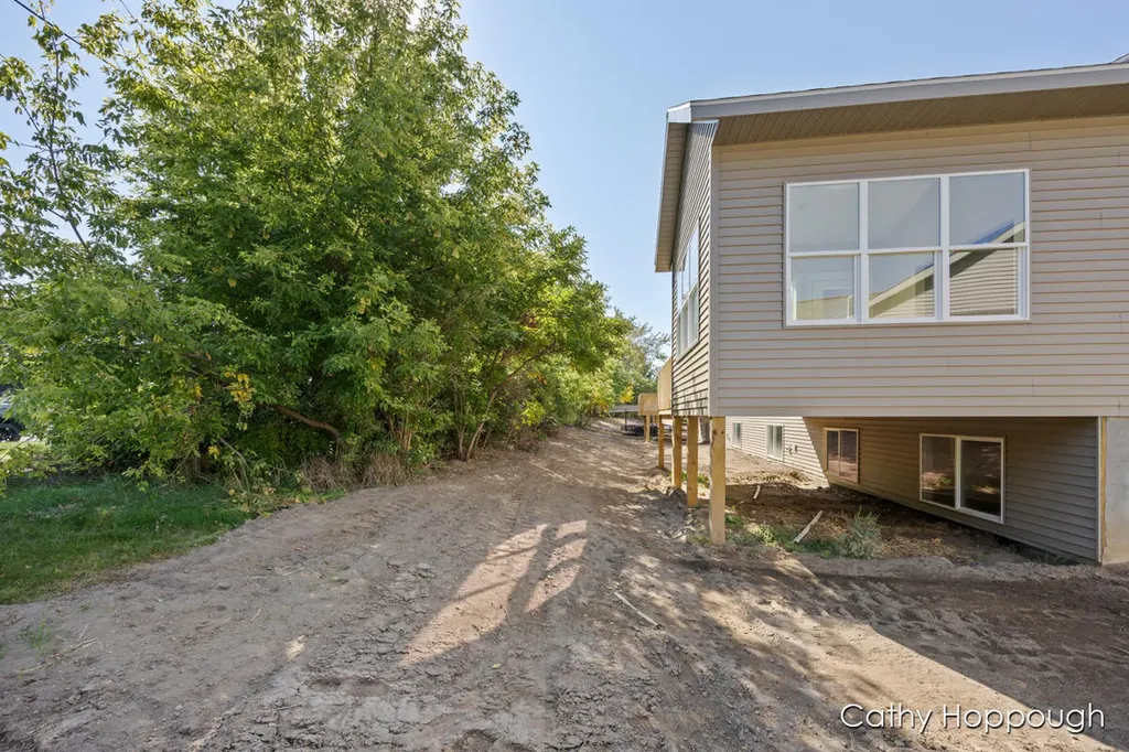1976 Aspen Vly Lane Ionia City MI 48846
