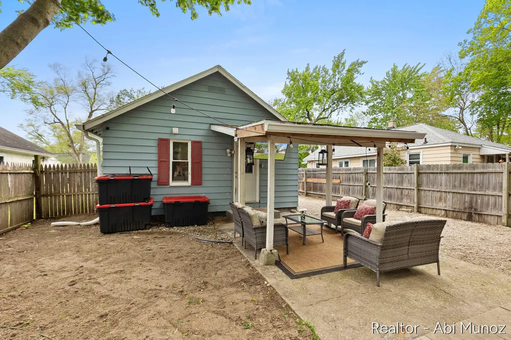 2852 Longstreet Avenue SW Wyoming City MI 49509