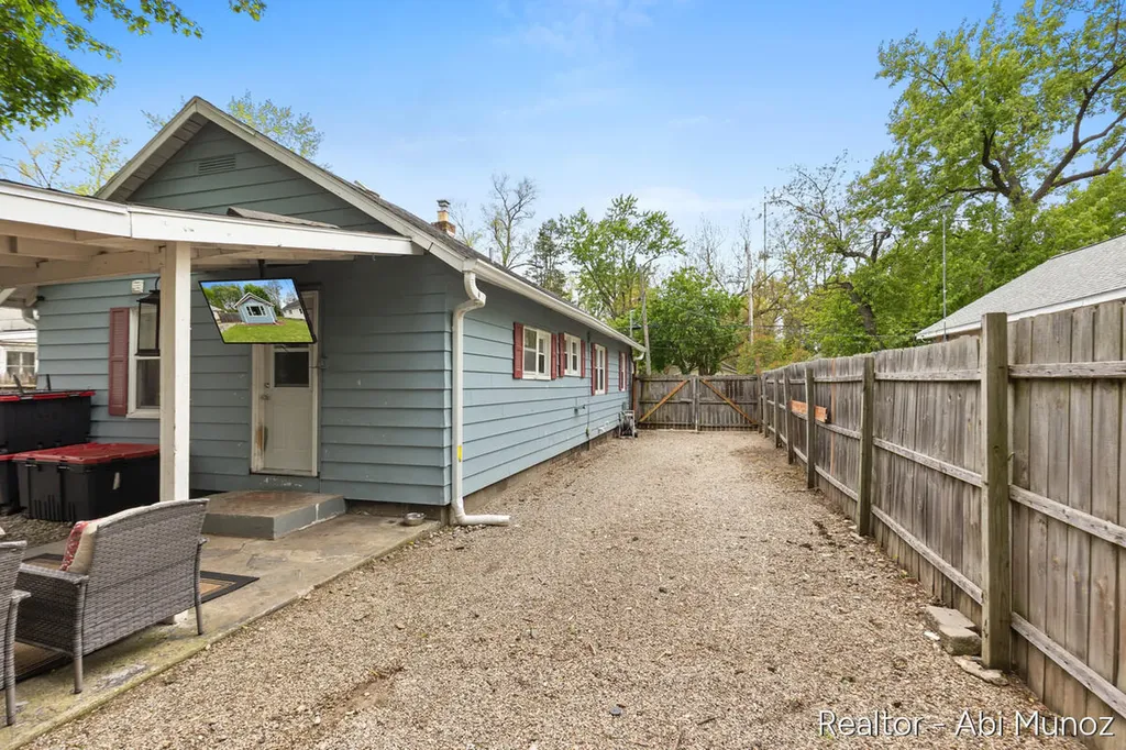 2852 Longstreet Avenue SW Wyoming City MI 49509