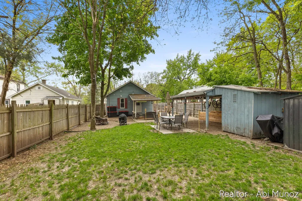 2852 Longstreet Avenue SW Wyoming City MI 49509