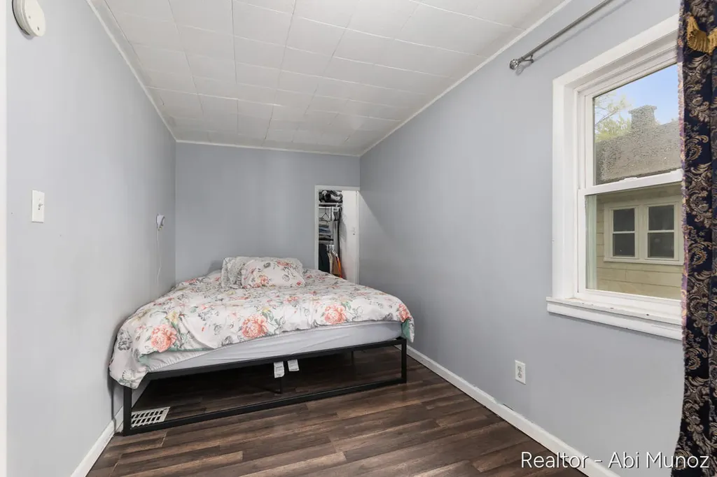 2852 Longstreet Avenue SW Wyoming City MI 49509