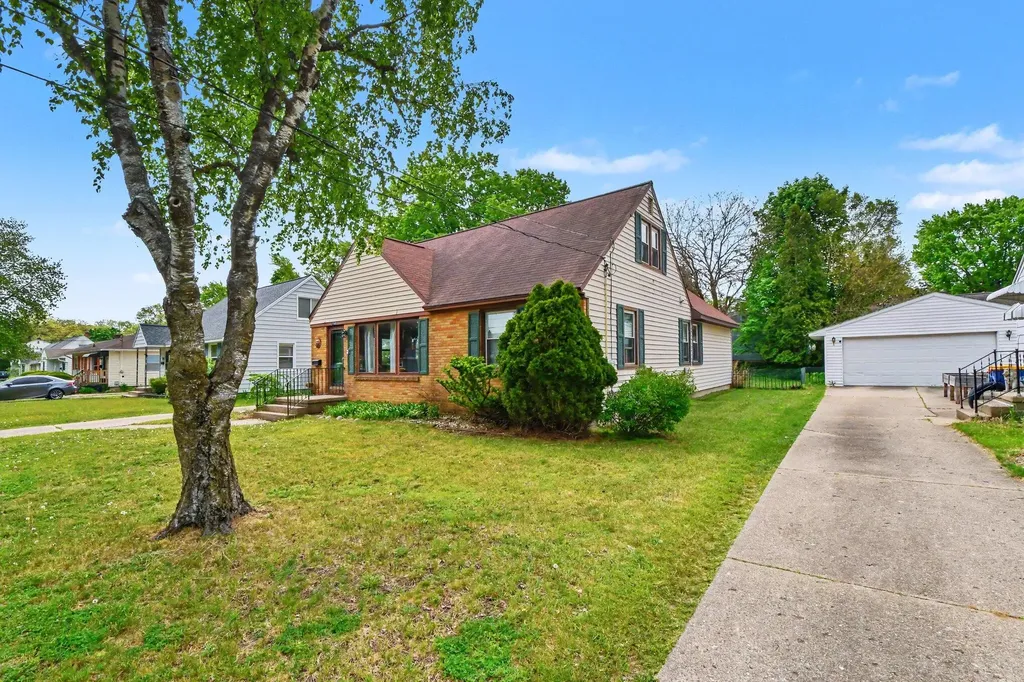 1308 Ellsmere Street NE Grand Rapids City MI 49505