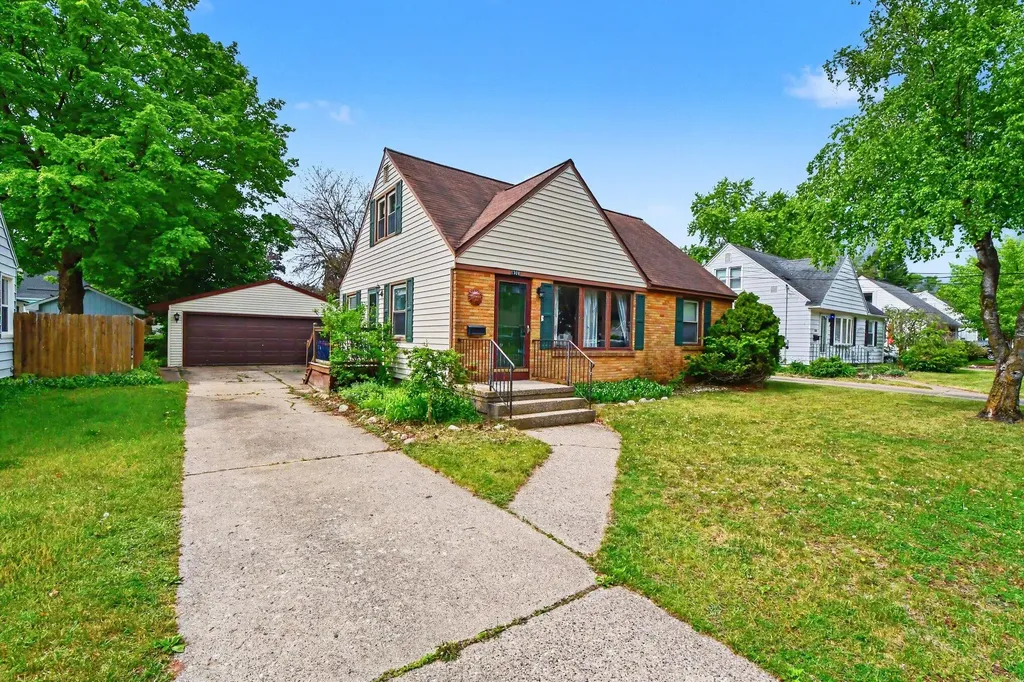 1308 Ellsmere Street NE Grand Rapids City MI 49505