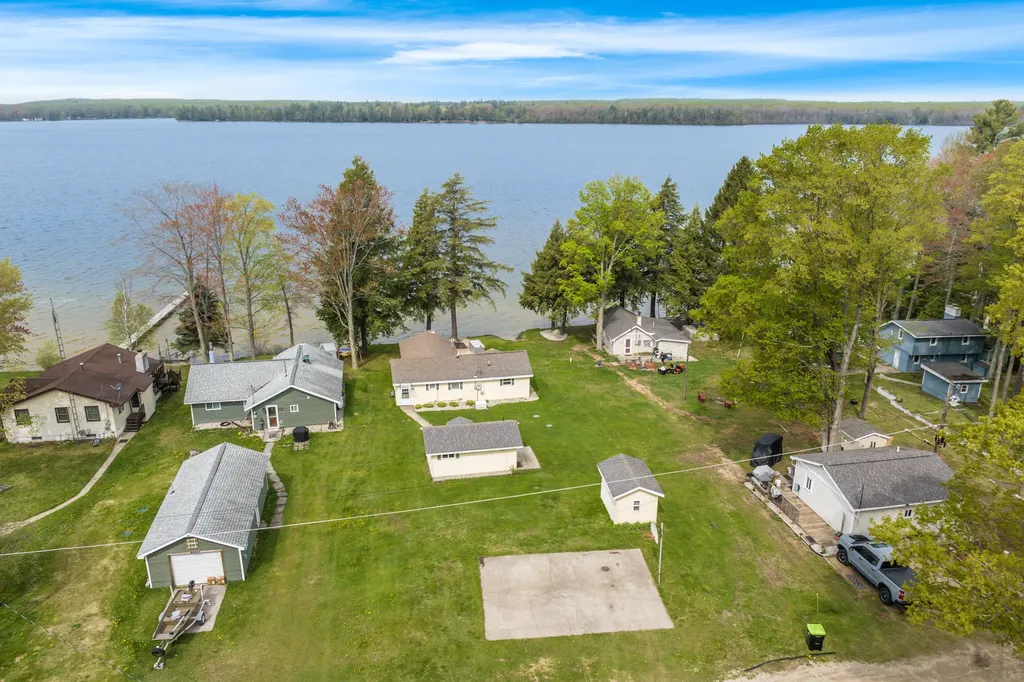 5041 Maple Knoll Drive NE Unknown City MI 49646