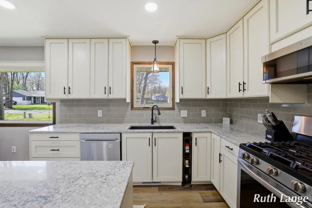 4738 Cranwood Avenue SW Wyoming City MI 49509
