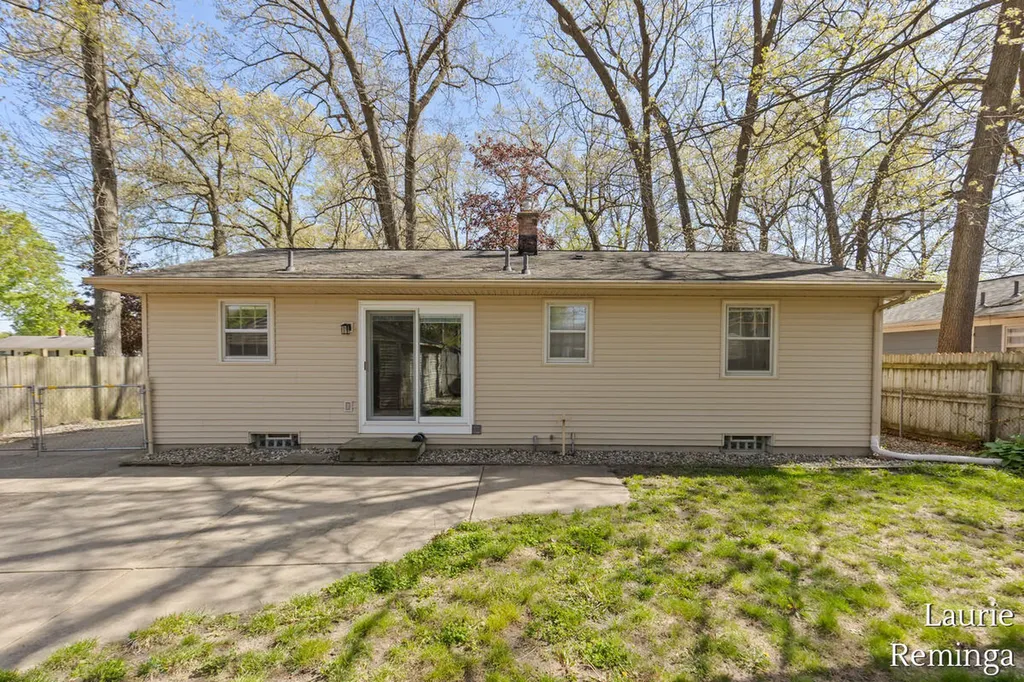 2203 Lacrosse Street SW Wyoming City MI 49519