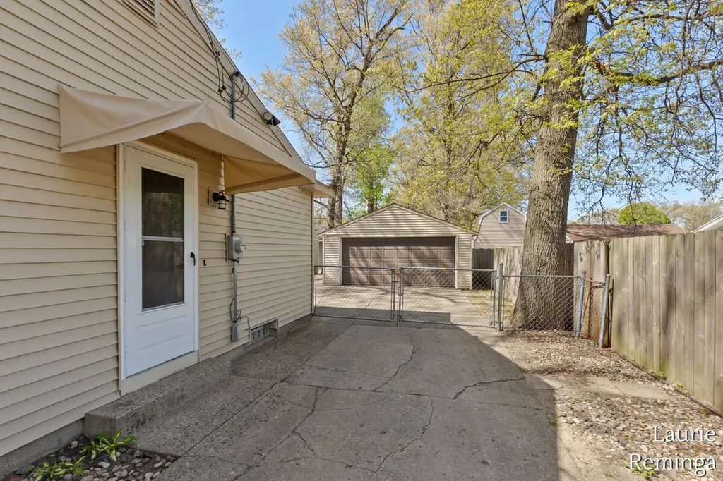 2203 Lacrosse Street SW Wyoming City MI 49519
