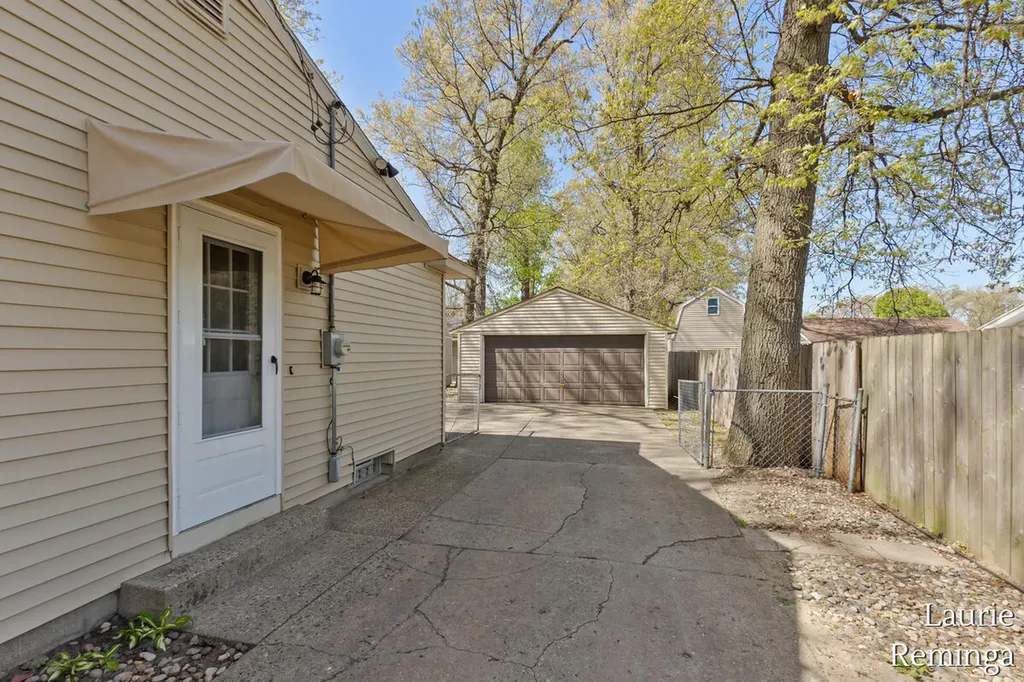 2203 Lacrosse Street SW Wyoming City MI 49519