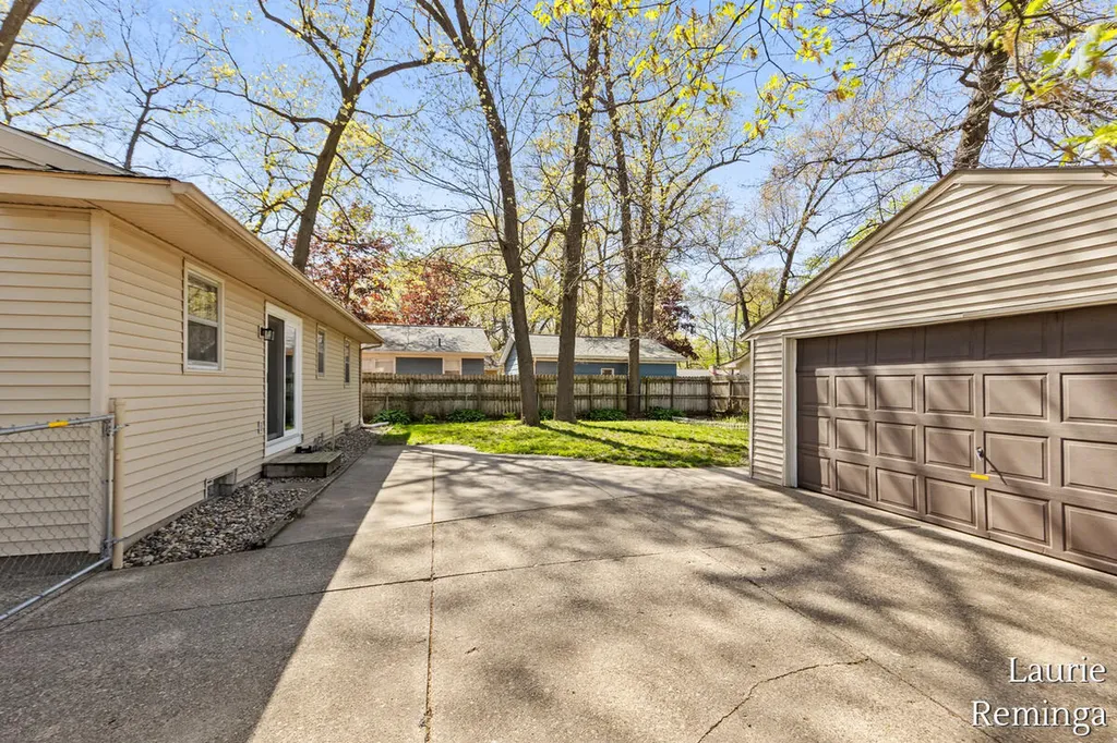 2203 Lacrosse Street SW Wyoming City MI 49519