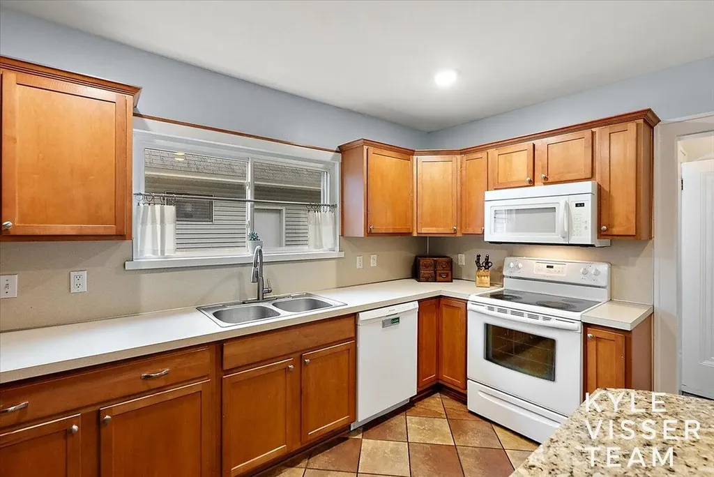 320 Gladstone Drive SE East Grand Rapids City MI 49506