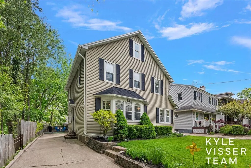 320 Gladstone Drive SE East Grand Rapids City MI 49506