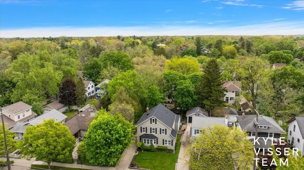 320 Gladstone Drive SE East Grand Rapids City MI 49506