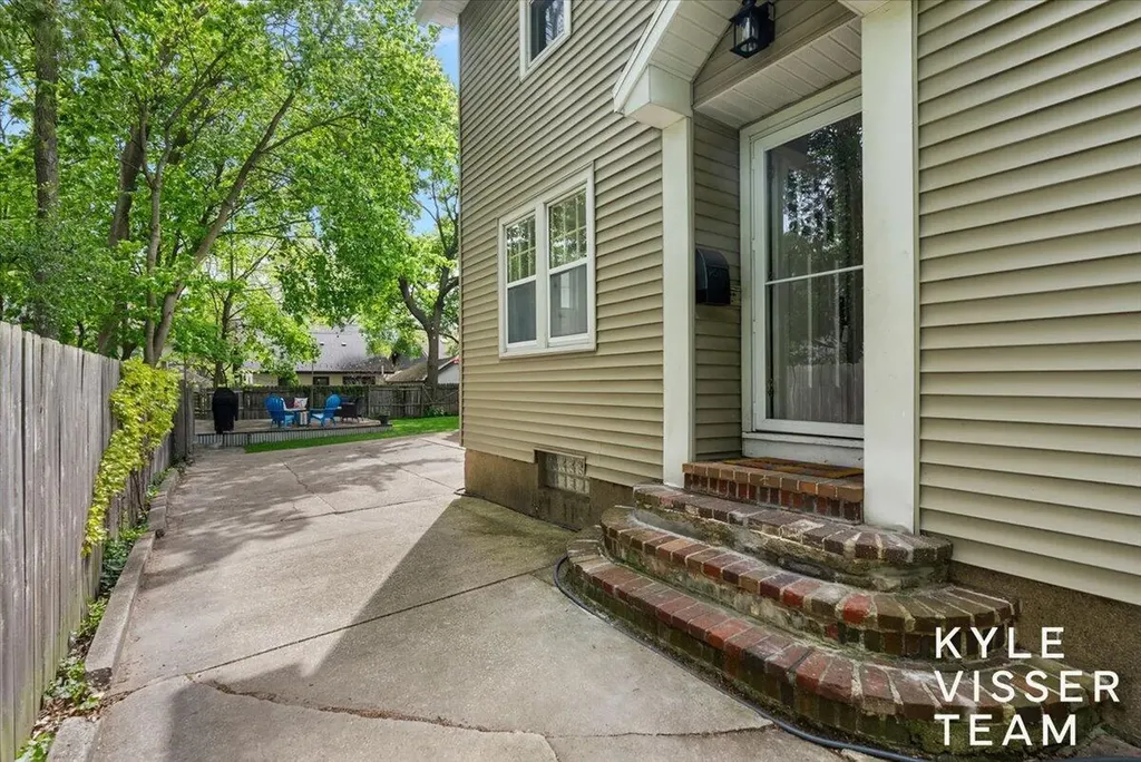 320 Gladstone Drive SE East Grand Rapids City MI 49506