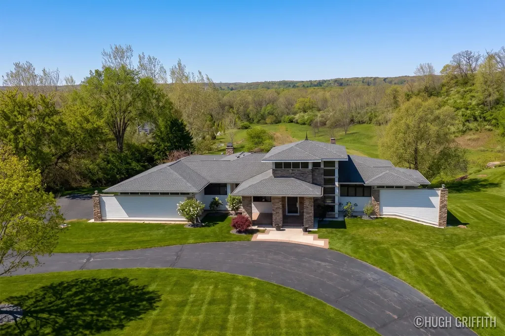 899 Skyevale NE Ada Township MI 49301