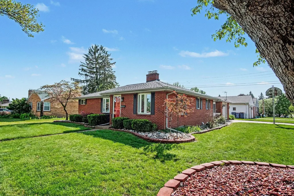 751 Larkspur Avenue NW Grand Rapids City MI 49504
