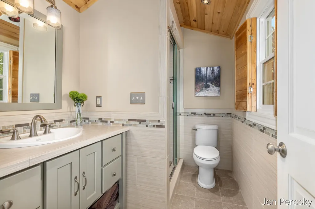 1646 Laurel Avenue SE East Grand Rapids City MI 49506