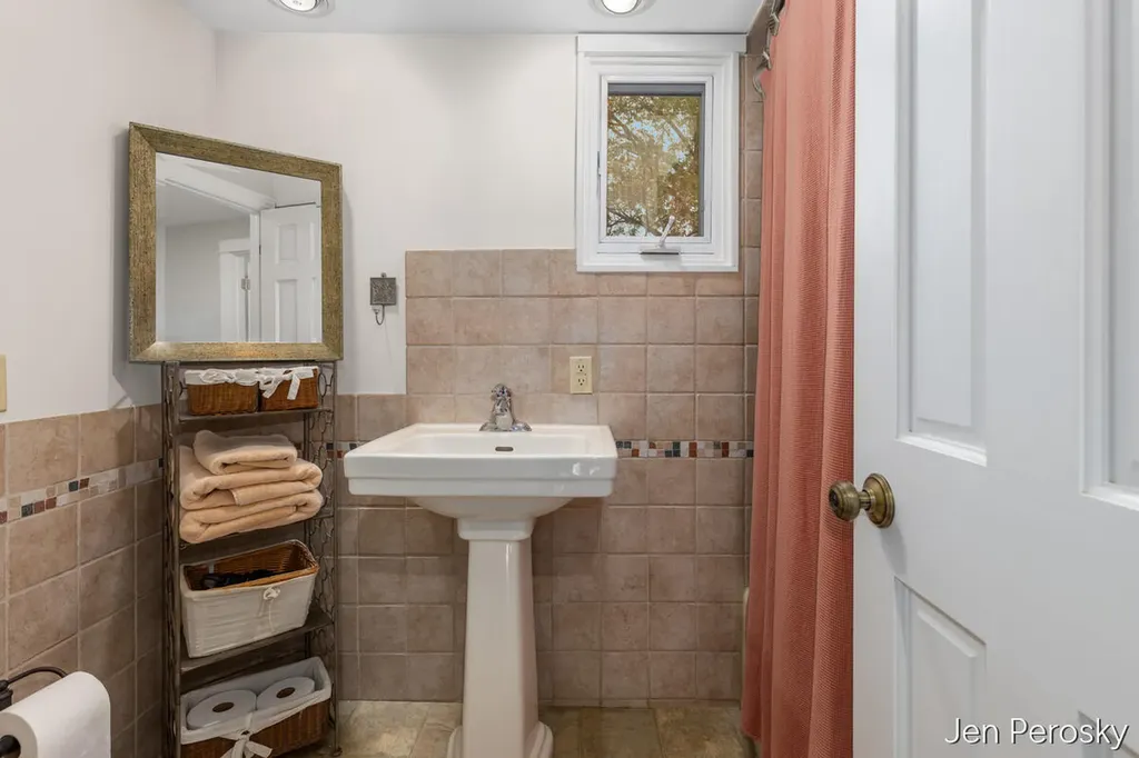 1646 Laurel Avenue SE East Grand Rapids City MI 49506